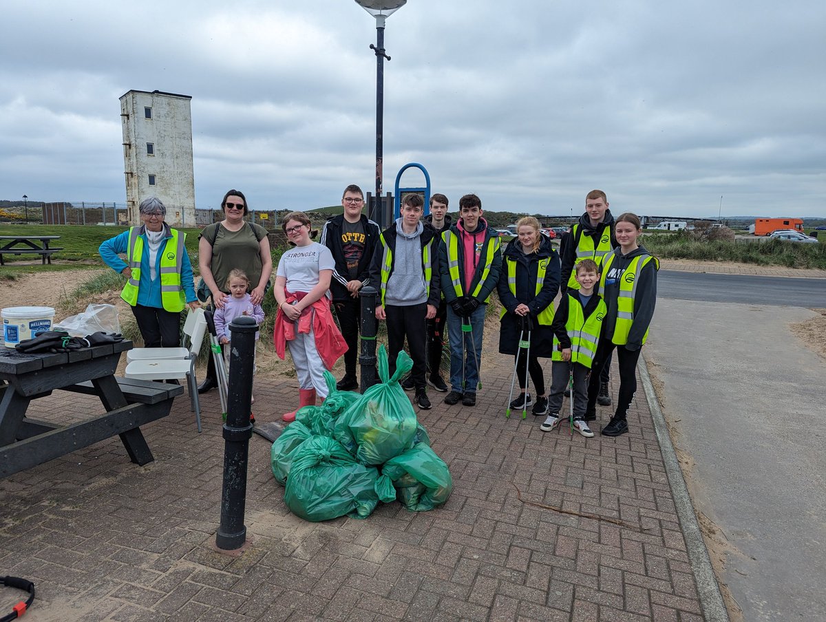 34 volunteers helped clear 17 bags of litter from what looked like a clean beach. Thank you for helping to keep Irvine beach looking splendid 👏🌿🌍

#loveirvinebeach #communityaction #litterpicking #teamwork