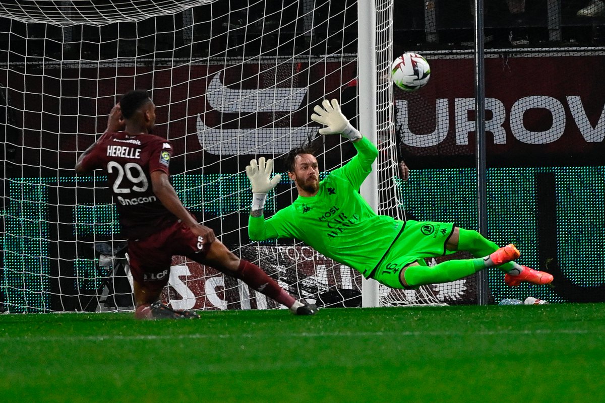 19 - Metz a perdu 19 points après avoir ouvert le score cette saison en Ligue 1 – dont 3 défaites lors de ses 4 derniers matches du genre (1 victoire) –, plus haut total. Chute ?