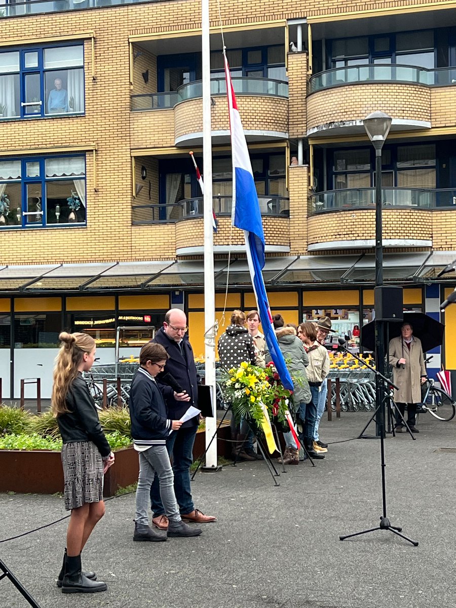 Indrukwekkende en heel druk bezochte dodenherdenking in Maartensdijk met o.a. bijdragen van <a href="/pimvdveerdonk/">Pim van de Veerdonk</a>, Lennart Fijen (geestelijk verzorger), een indrukwekkend verhaal over Maartensdijker Jacob Kramer en een slotwoord van dominee Speksnijder. Afwisselend muziek en gedichten.