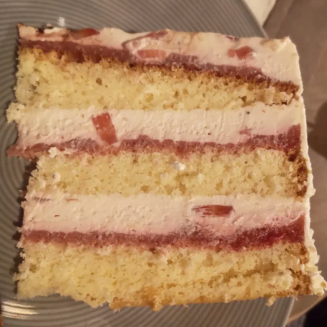 Birthday cake for my uncle's 60th birthday . 🥳🎂

#cake #cakelover #cakelove #cakephotography #cakephoto #baking #bakinglove #bakinglover #bakingfun #bakingtime #bakingmakesmehappy #bakingwithlove #bakingcakes #bakingislove #bakery #tsv1860 #tsv1860münchen #strawberryrhubarbcake