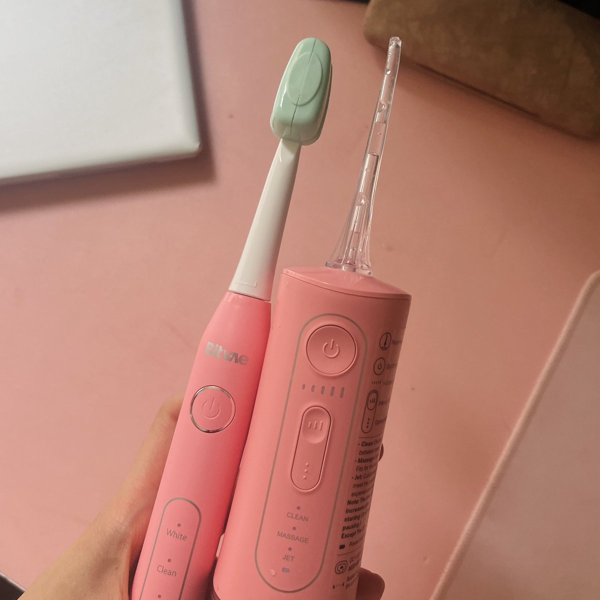 Recomendaciones no aesthetic:
Un cepillo eléctrico y un irrigador bucal van a cambiar la vida de tus dientes. De ahí no se vuelve. La diferencia es MUCHA.
