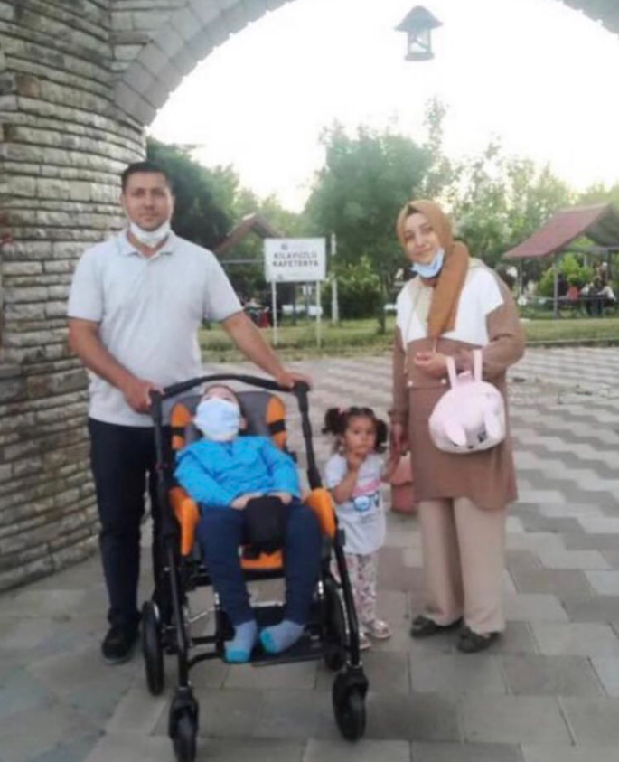 HalitGökkaya,a father of2,has been imprisoned inOsmaniyeToprakkalePrison since2021.His 9year-old son,HakanEsat,suffers from cerebral palsy.Gökkaya cannot see his disabled son,as he is unable to transfer him to another city where theprison is located. ÜlkeninYarısı TeröristOlamaz