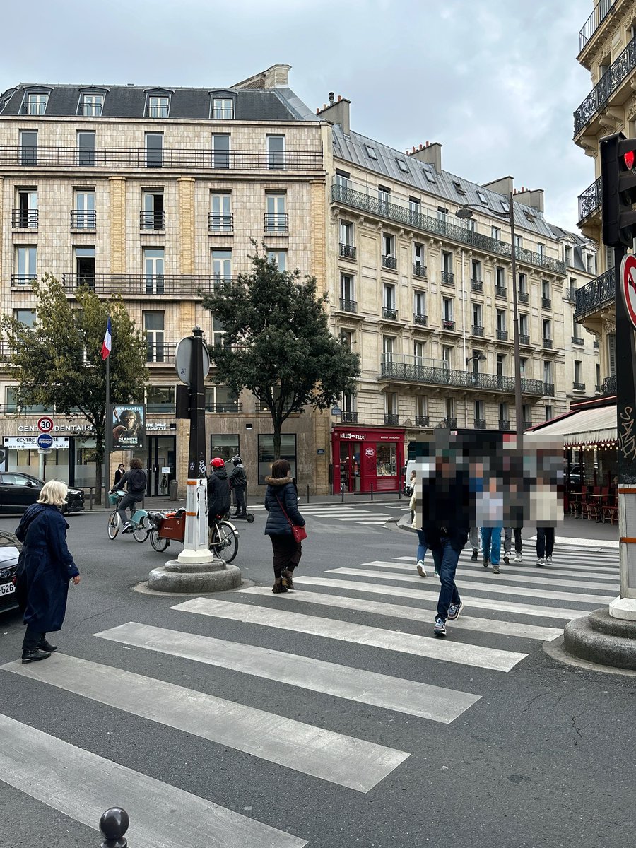 Pensées amicales à @BrunoLeMaire au carrefour Maubeuge Chateaudun #paris9 où les cyclistes ne s’arrêtent pas au feu rouge.
Palme de la responsabilité à cette mère en vélo cargo qui s’engage sur le carrefour avec son enfant en avant.
(Coucou @nobru072 )