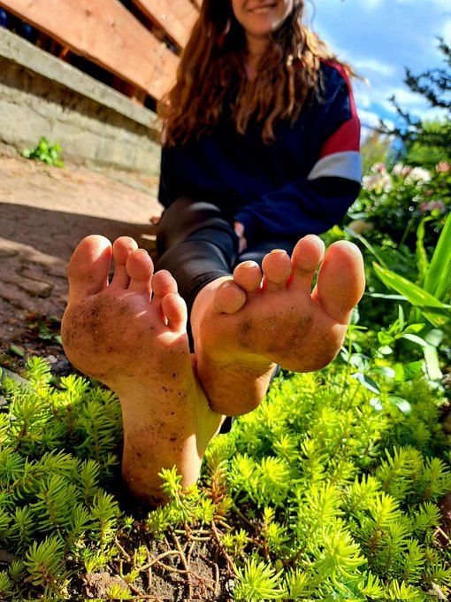 Zgadnij kto je wyczyści 🥰-Tak to właśnie ty!!!! Dlatego klękaj i bierz się do dzieła mój śmietniczku na zużyte skarpetki 📷

#findom #feet #finsub #findomme #financialdominatrix #paypig
<a href="/rt_feet/">Feet RT PROMO 💯K</a> #cashcow #humanATM #ludzkibankomat #stopy #Feetfetish
@footParadiseRT
<a href="/biznesmenel/">Biznesmenel Findom PROMO</a>