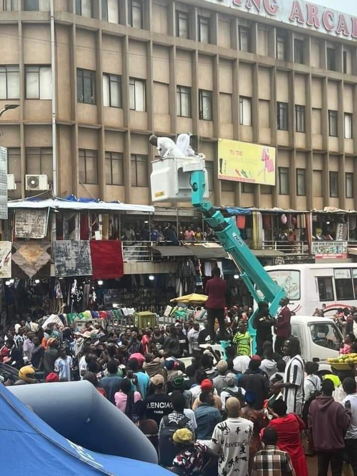 Historical wedding: City businessman weds wife in crane.

Kampala city Businessman Kabanda John today wedded his longtime lover inside a crane. Scores convened to witness this historical moment.
#KJNews