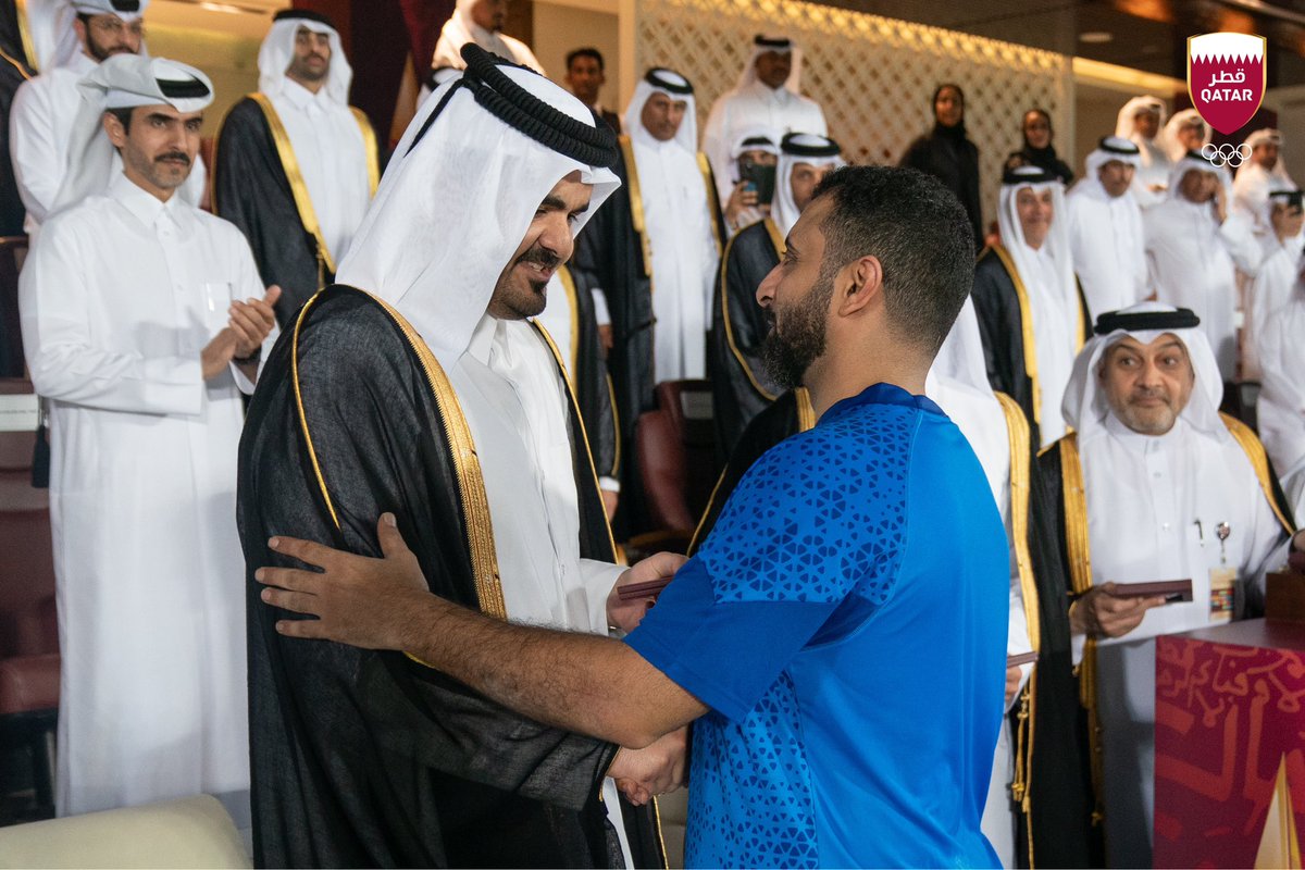 سعادة الشيخ جوعان بن حمد آل ثاني، رئيس اللجنة الأولمبية القطرية يتوّج نادي الوكرة بطلاً لكأس قطر 2024 وذلك بعد تحقيقه للفوز على نادي الريان بنتيجة 1-0. مبروك لجماهير الموج الأزرق 🌊 🏆 @QSL @QFA