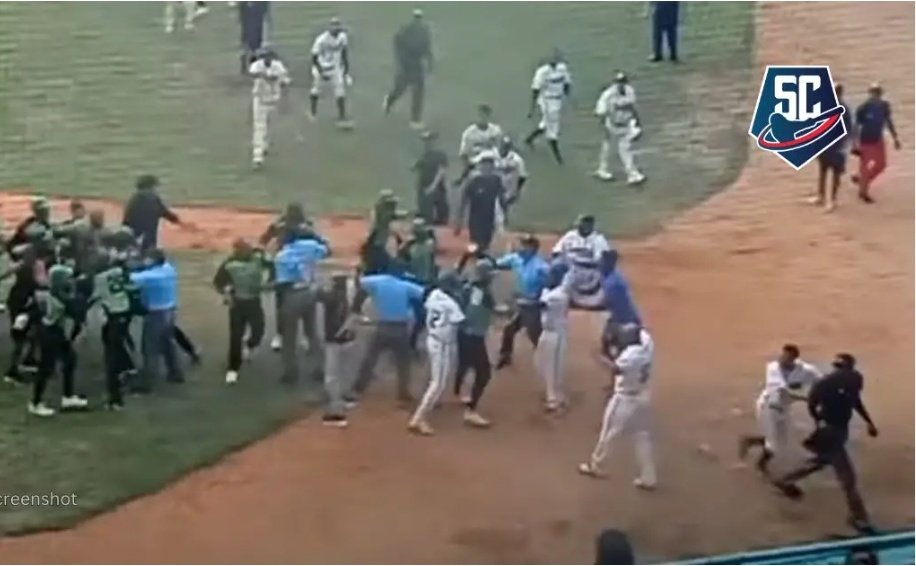 #Cuba El domingo pasado fueron expulsados 7 jugadores del equipo de Béisbol de Cienfuegos, quienes durante el juego contra Camagüey agredieron a un árbitro. En el análisis pertinente se aplicó como medida prohibirles jugar entre 7 a 1 juego según corresponda la responsabilidad.