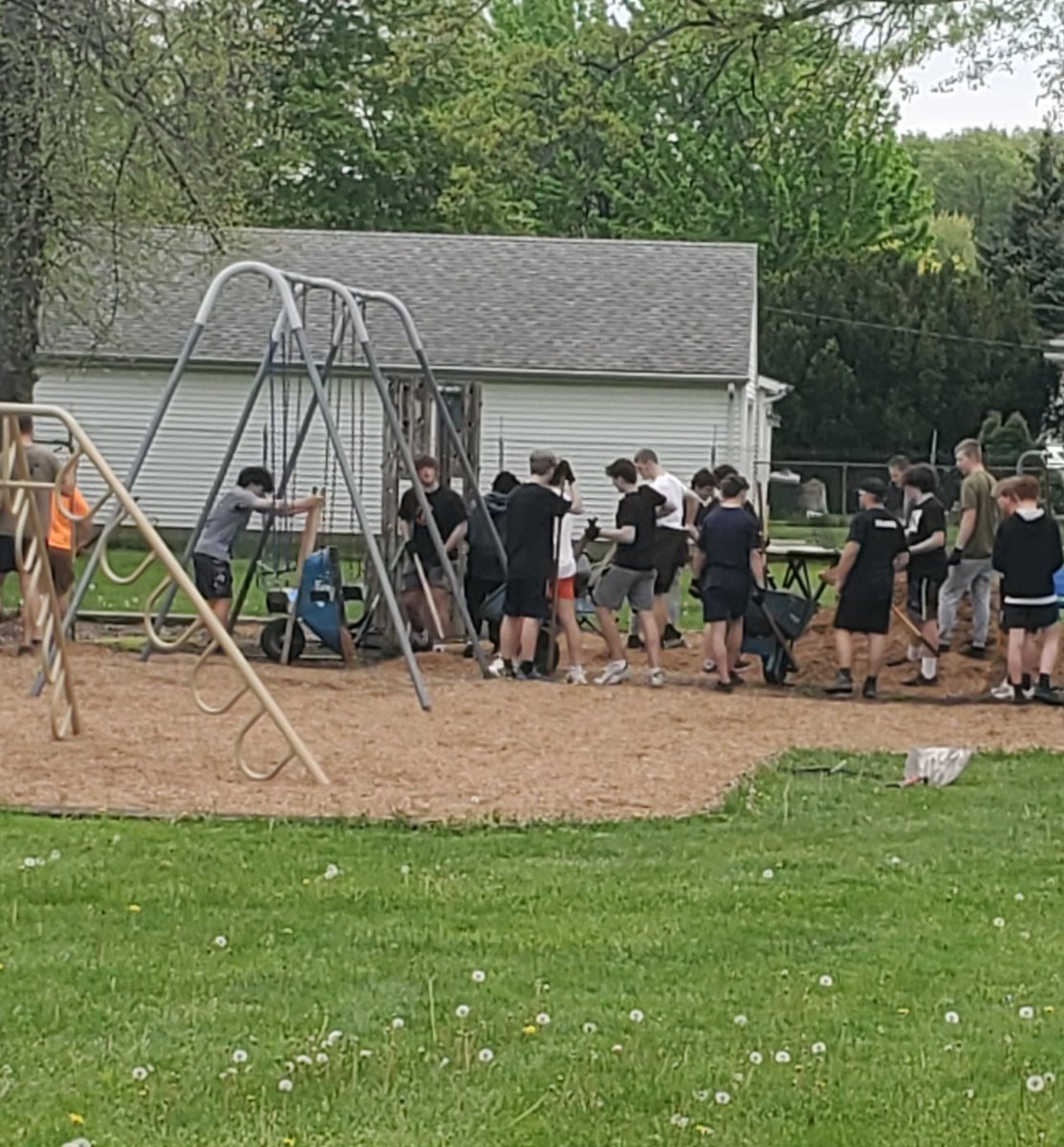 ENRangerfootbal's tweet image. Our football players were out in the community today getting our parks ready. GIVING BACK! Very proud of the players who went today. MEN OF NORTH 💪🏻🏈⁦@NorthNews123⁩ ⁦@WESchools⁩ ⁦@northrangers⁩ ⁦@WillowickRec⁩