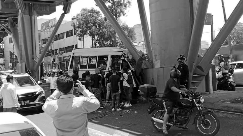 #ÚLTIMAHORA 🔴 | Servicios de emergencia atienden el choque de una unidad del transporte público contra una columna del Metro Tezonco en Av. Tláhuac en #Tláhuac en la #CDMX. 🚍⚠️ 🤳 @MrElDiablo8 | #87Punto3 📻🚩