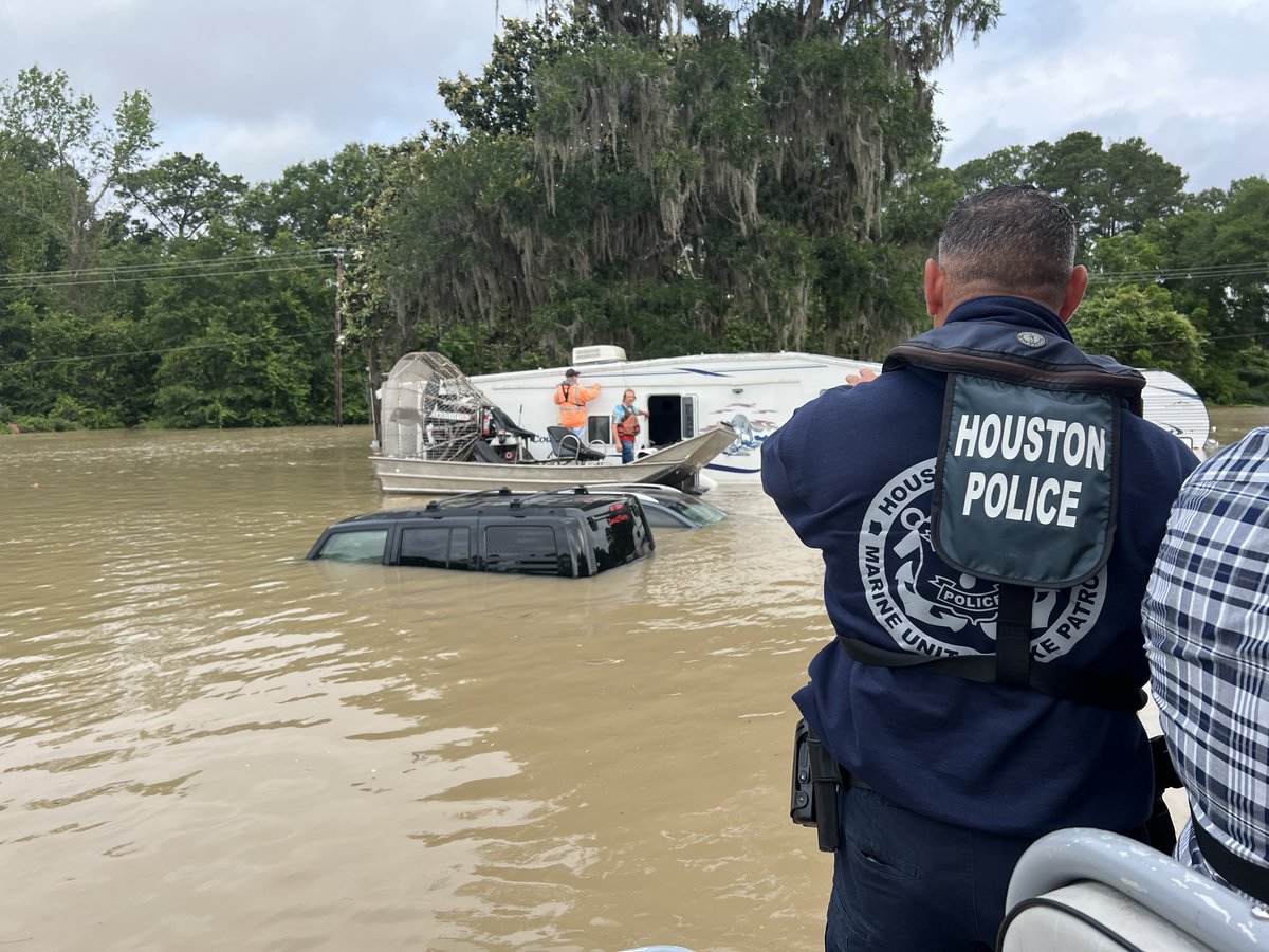 First responders are out making high water rescues! Please remember to not walk, swim, or drive through flood waters. 

If you are in an evacuation area - GET OUT NOW! Find your Evacuation Zone here: harriscounty.maps.arcgis.com/apps/webappvie…