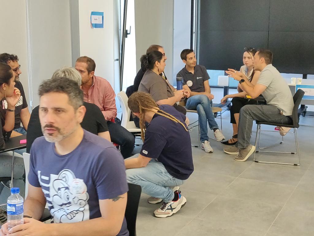 A primera hora de la tarde fue la sesión de "¿Agile ha muerto o se ha DILUIDO?" que propuso Toño de la Torre .
Divididos en seis grupos hemos sacado muy buenas reflexiones. 
Desde que veían que Agile seguía muy vivo a otras que ya no se podia mencionar 
Gracias!
#aos24tenerife