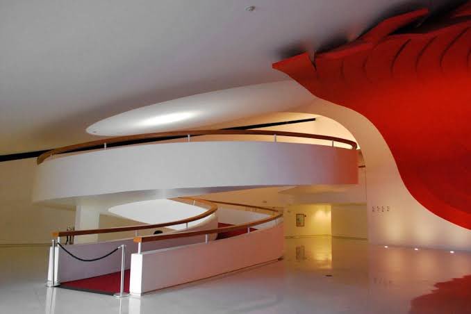 que lindo a gaga se inspirando em Oscar Niemeyer