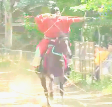 Yabusame (horseback archery), a Japanese tradition, was held at the Aoi Festival in Kyoto. Riding a horse and shooting at targets with a bow. Men dressed as warriors give off a sacred aura. It also appears in an ancient Japanese document [Shoku Nihongi]

⛩️🐎💨💨🏹🎯🏹🎯🐎💨💨