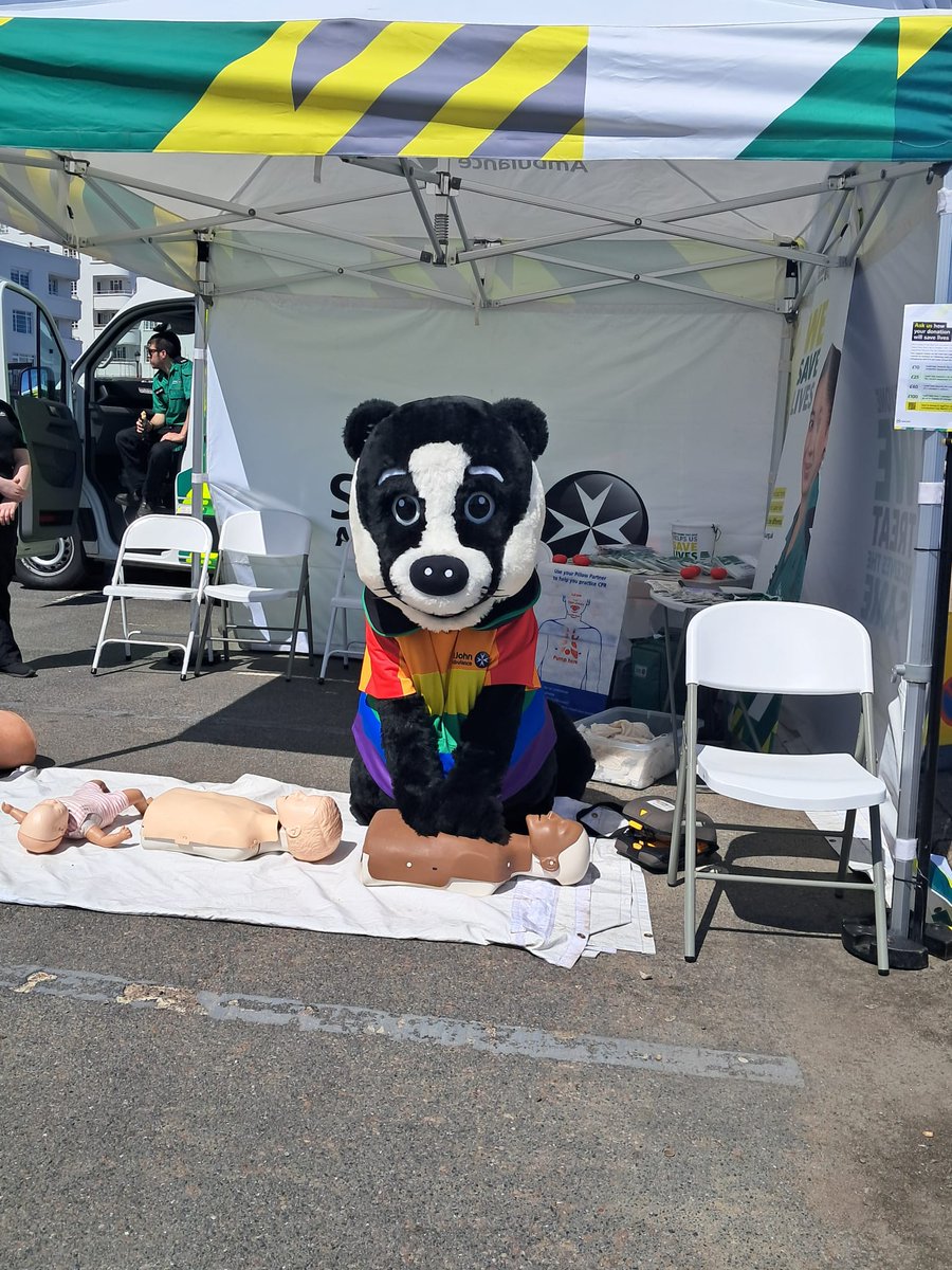 SJA_IoW's tweet photo. Our @stjohnambulance team had a fantasic day at the @CowesRNLI #999day. Our @sjayouthse Cadets were also out in force offering life saving advice and demonstrations.  Thanks to the #RNLI for inviting us #volunteering #community #IsleofWight https://t.co/it1QF0kouQ