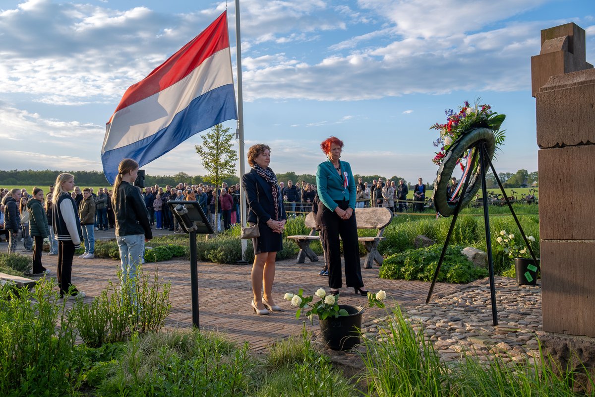 𝐍𝐚𝐭𝐢𝐨𝐧𝐚𝐥𝐞 𝐃𝐨𝐝𝐞𝐧𝐡𝐞𝐫𝐝𝐞𝐧𝐤𝐢𝐧𝐠 

In Luttenberg herdachten we vanavond, net als in heel Nederland, alle slachtoffers die in het Koninkrijk der Nederlanden of waar ook ter wereld zijn gevallen in oorlogssituaties en bij vredesmissies.