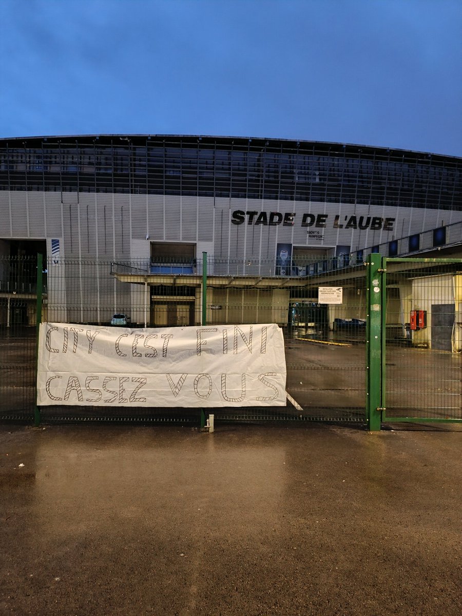 Nouvelle banderole au Stade de l'Aube, qui résume assez bien ce que les supporters de l'ESTAC ressentent. #CityOut #TeamESTAC 🔵⚪