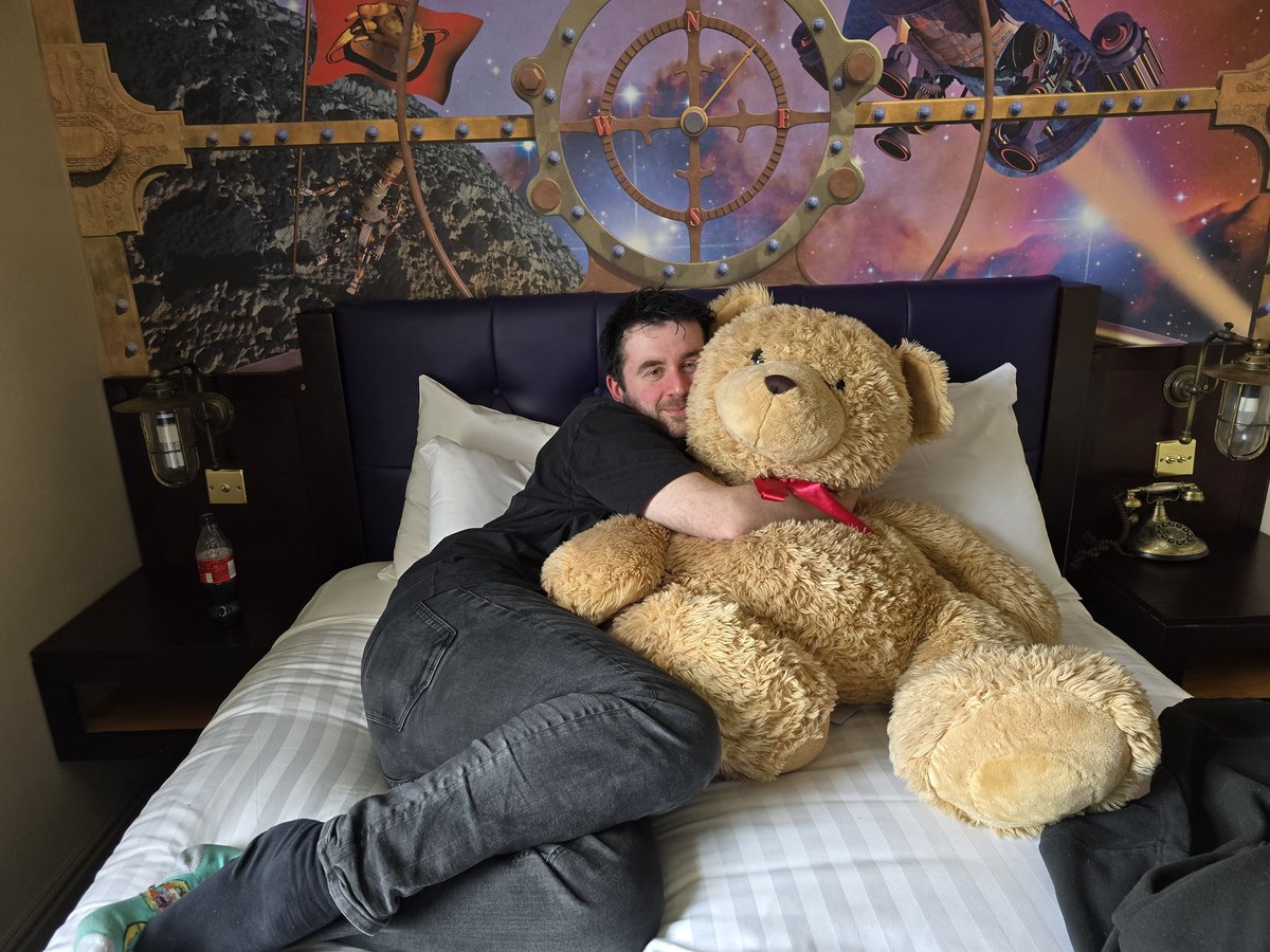 Turns out there's a massive bear in the @altontowers hotel rooms. Made a friend!