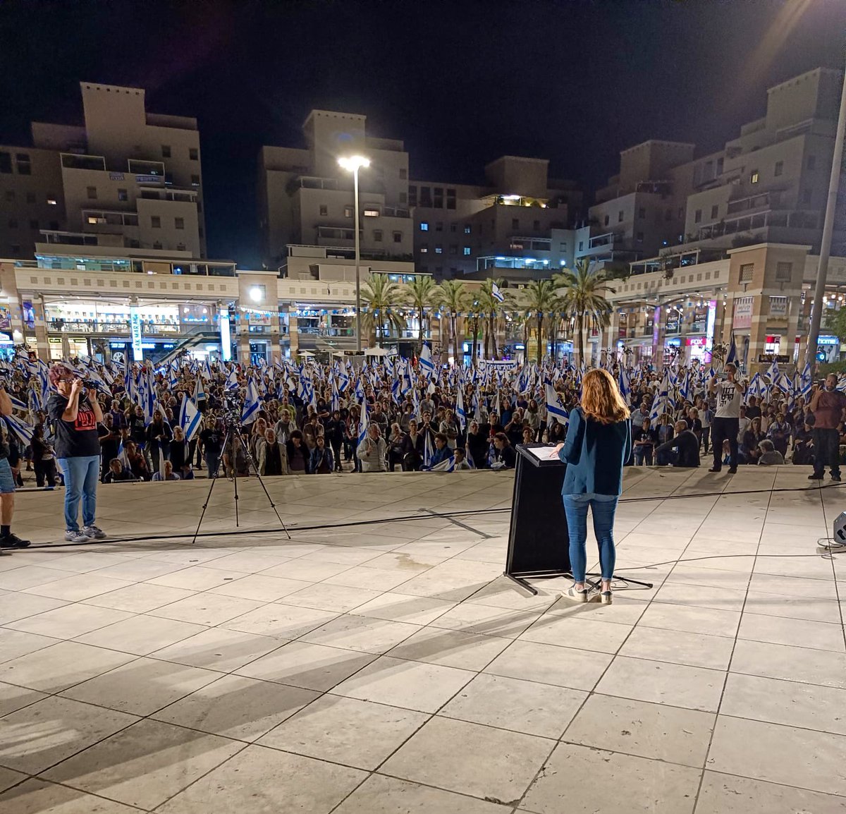 הערב בהפגנה בכפר סבא 🇮🇱🎗️
גם בתקופה של חושך, אני מלאת תקווה כי אני יודעת שאני לא לבד. יש ציבור עצום שהתעורר וביחד אנחנו כותבים פרק חדש בהיסטוריה של מדינת ישראל: פרק שמסתיים בחירות ובעצמאות, וכמובן בהחזרת כל החטופות והחטופים הביתה, אנחנו בדרך לשם״ 
#עסקע_עכשיו #בחירות_עכשיו…