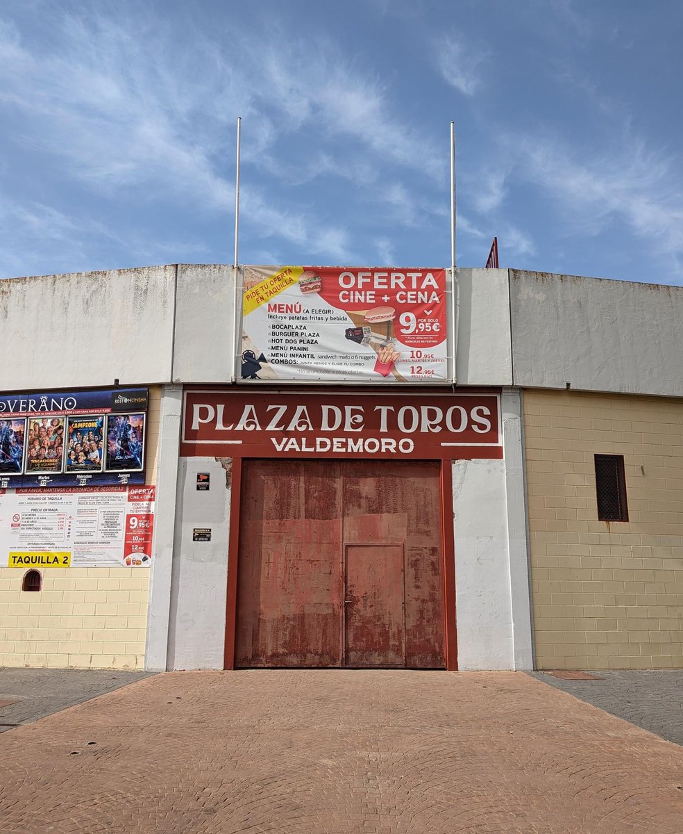 Si se le puede dar múltiples usos, para que torturar animales en ese tipo de recintos y tenerlo prácticamente sin uso? @Ayto_Aranjuez a falta de los cines prometidos y su bolera aquí tenéis una manera de tener cine a diario en Aranjuez para que los vecinos disfrute de cultura