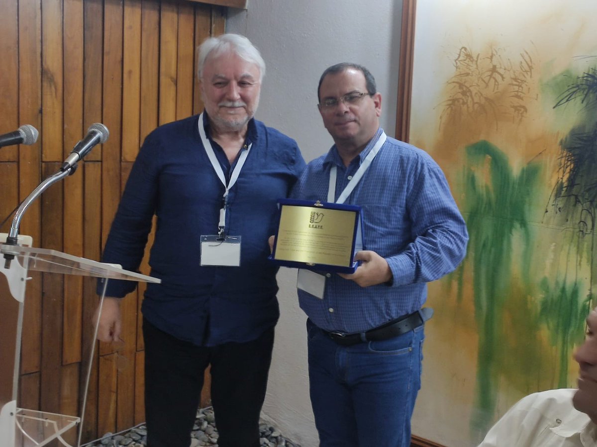 Nikos Zokas, Vicepresidente del Comité Griego de Paz, en el marco del Seminario que tiene lugar en Guantánamo, entrega una placa al ICAP como reconocimiento al trabajo del Instituto en favor de la Paz. #CubaPorLaPaz