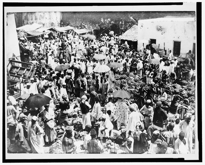 سوق الفاكهة في زنجبار 1890م  ...  ( قبل 134 عاماً ) ..