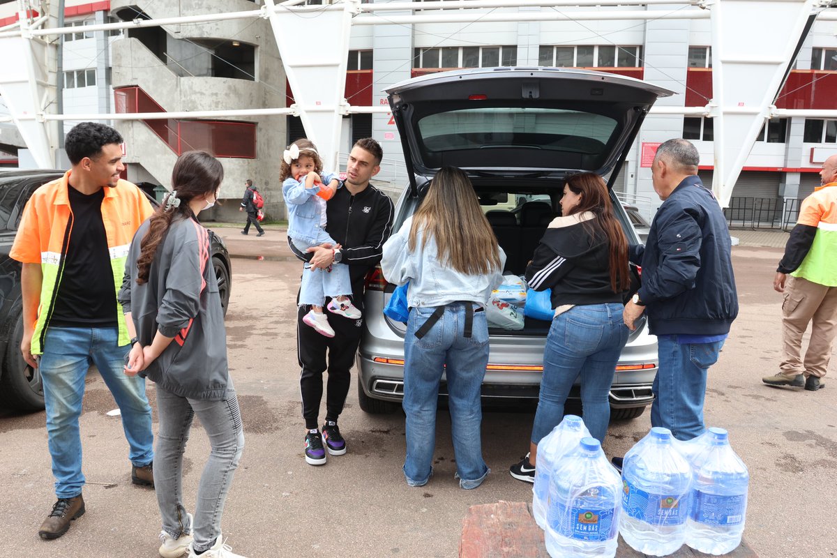 𝐏𝐞𝐥𝐨 𝐑𝐢𝐨 𝐆𝐫𝐚𝐧𝐝𝐞, 𝐩𝐞𝐥𝐨 𝐧𝐨𝐬𝐬𝐨 𝐚𝐦𝐨𝐫! ❤️🤍 Jogadores do Clube do Povo trouxeram suas doações ao ponto de coleta no Gigantinho, neste sábado (4). ❤️🤍