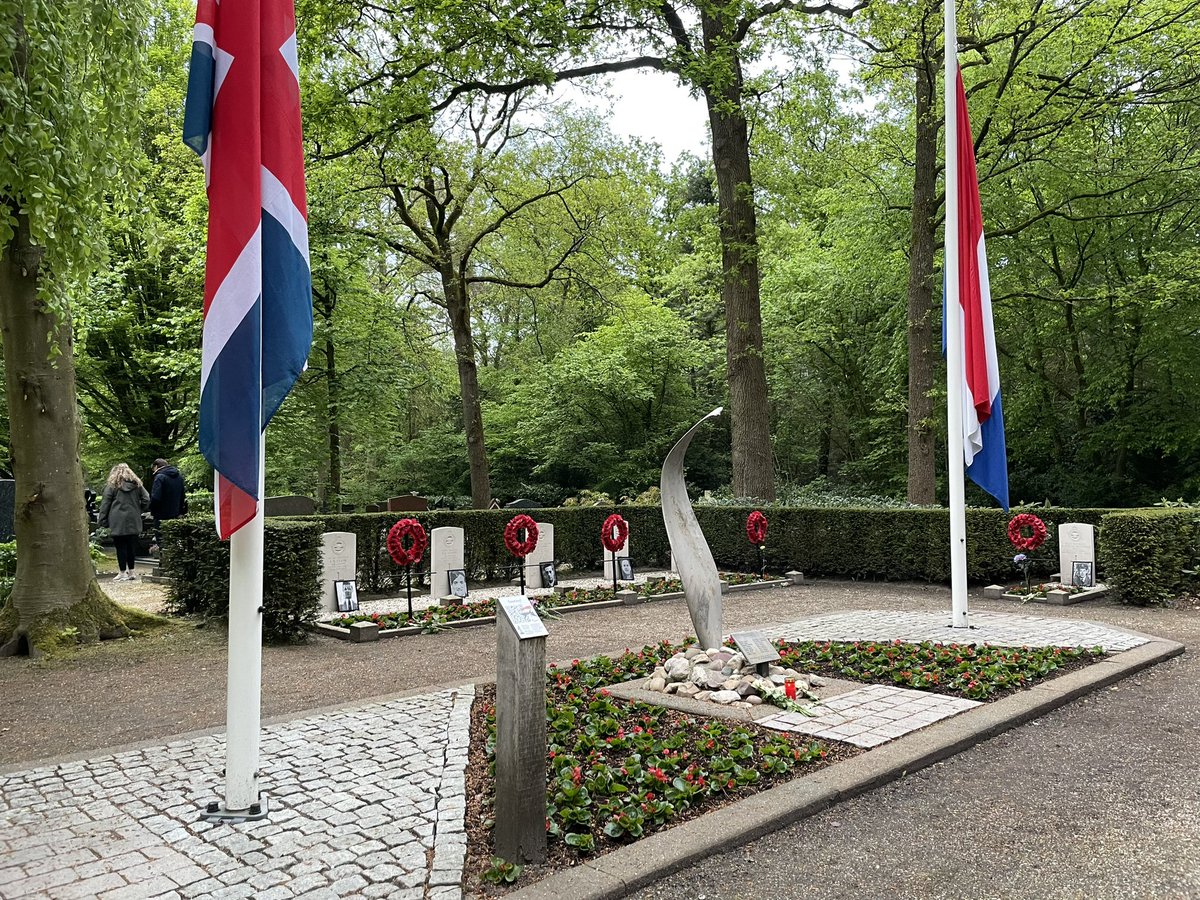 Honoured to join Mayor Blom @Celine_Blom & the community of #Nunspeet this evening for their #4MeiHerdenking - we made a silent march from Park 40-45 through the village to the War Graves. Proud to be part of this community. @gem_nunspeet @CWGC #Dodenherdenkingen @ukinnl 🇬🇧 🇳🇱