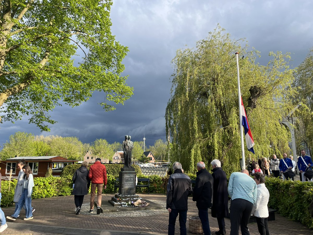 21 Joodse Edammers kwamen niet meer terug na de oorlog. Langs dit monument loop ik zeker 4 keer per week. 

Nu stond ik er stil en was ik er stil…. 
#4mei