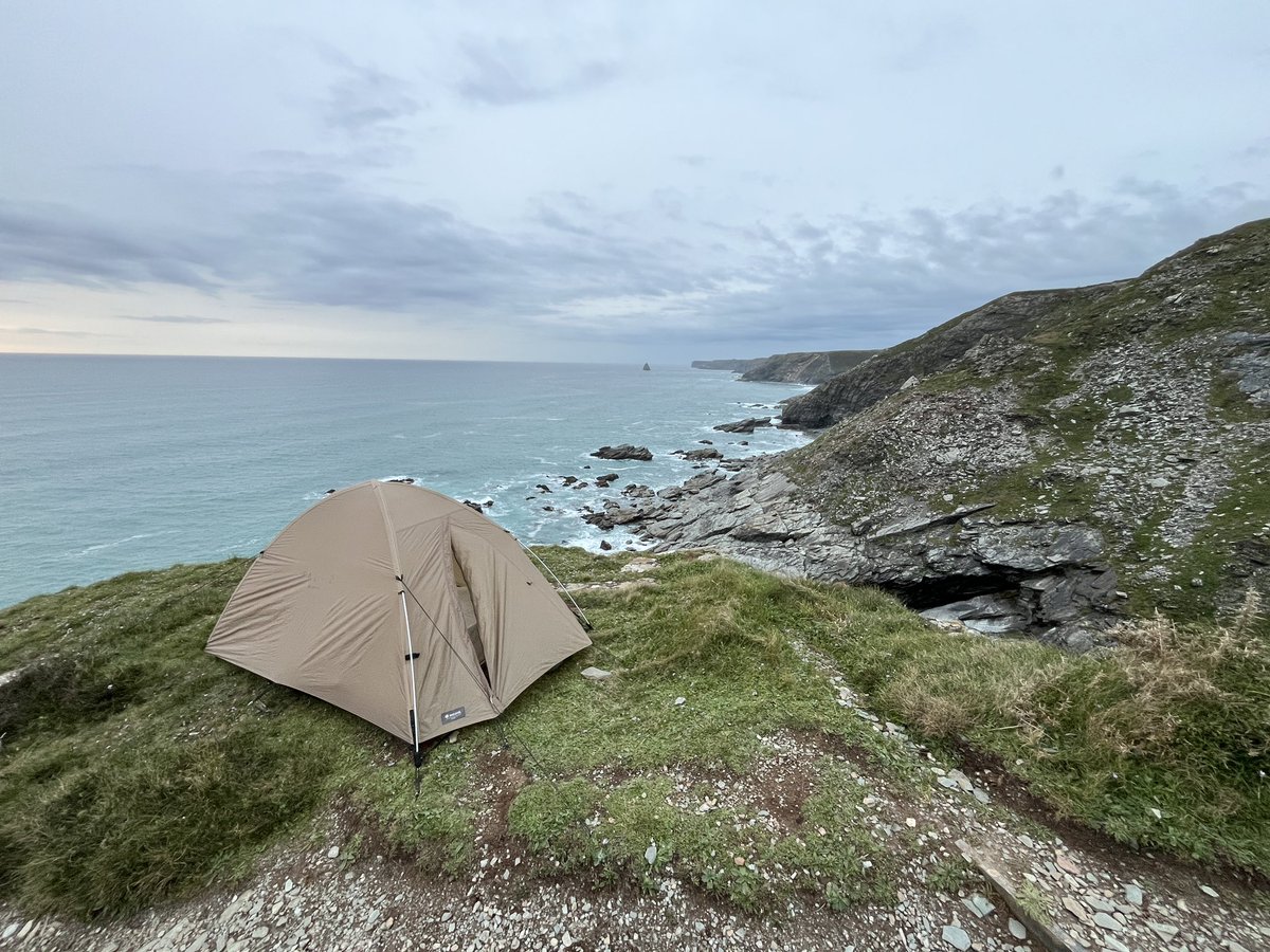 【SWCP12日目】
2024/05/01
Cambeak〜Delabole Point
歩行距離：25.7km
歩行時間：8時間03分

この旅で初めて他にテントを張っているハイカーを見かけた。景色は最高だが完全に吹きさらしの場所にテントを張ってしまったので、翌朝大変なことになる。