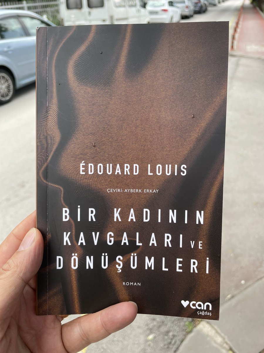 Edouard Louis yine elini okuyucunun kalbine değdirmiş. Yazdıklarıyla, kendi hayatına benzesin ya da benzemesin, herkesin ama herkesin ruhunu bedeninden ayırıp geçmişine ziyaret ettiriyor. Tozlu sandıkları açtırıyor.  Bambaşka bir anlatım dili bambaşka bir yazar. #edebiart_