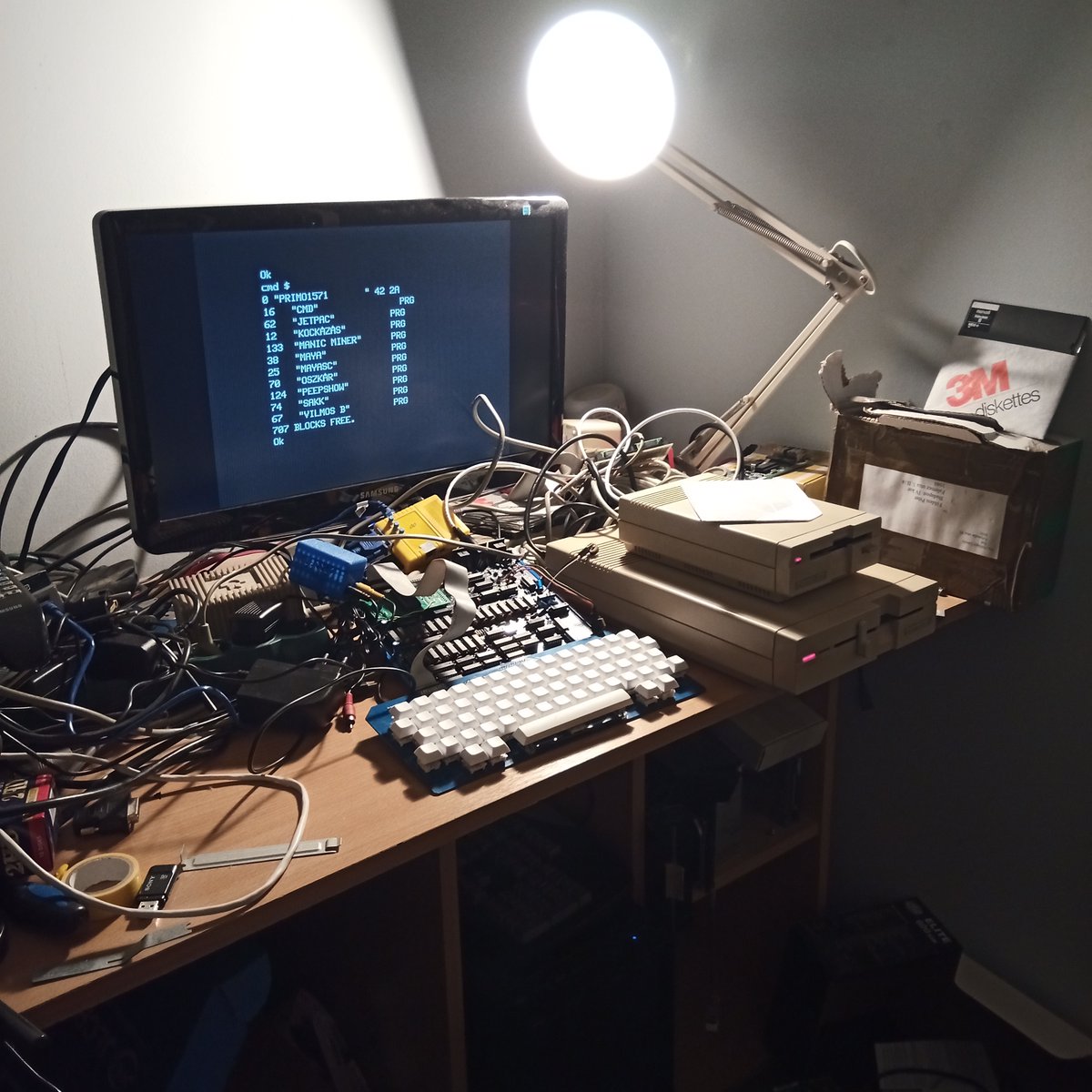 Fumbling with some old hungarian and with some old commodore equipment. Sorry about hungarian language.