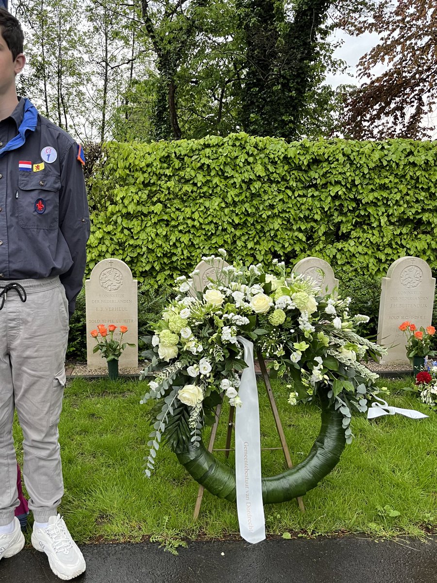 Een waardige herdenking vanavond bij de oorlogsgraven in Dubbeldam. Met een warme, betekenisvolle bijdrage van Gaby Vermeulen namens de Dordtse kerken.