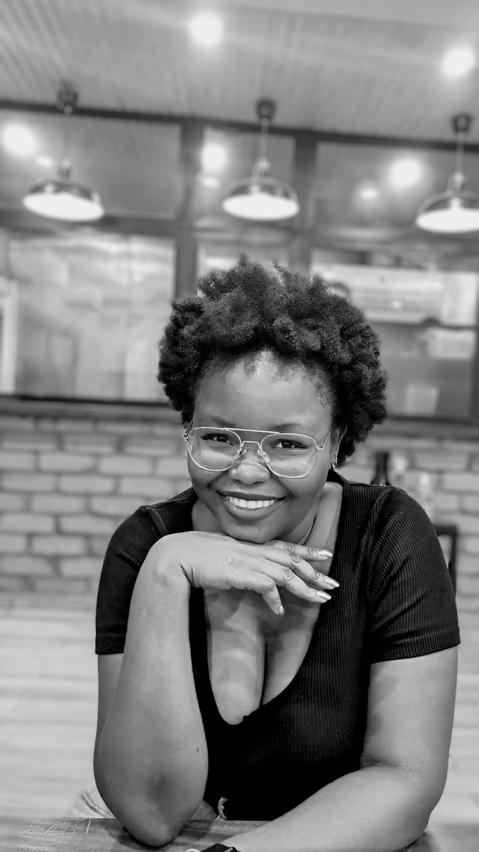 Hello X, petite envie de me présenter à vous 🤭
- Je suis AMOUZOU Grâce
- Enseignante à l'École Polytechnique de l'Université de Lomé.
- Ingénieure logiciel à la DRSI et
- Doctorante en Informatique quantique.