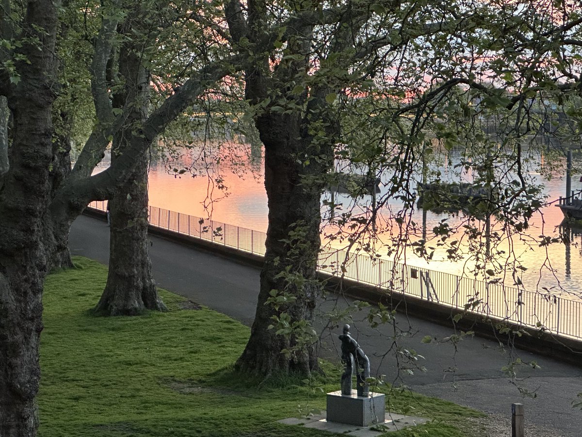 My obligatory ‘Thames in the gloaming’ shot, the colours were difficult to resist! Alan Thornhill’s Pygmalion in the foreground. ⁦@WandsworthPark⁩ ⁦@EnableParks⁩ ⁦@wandbc⁩