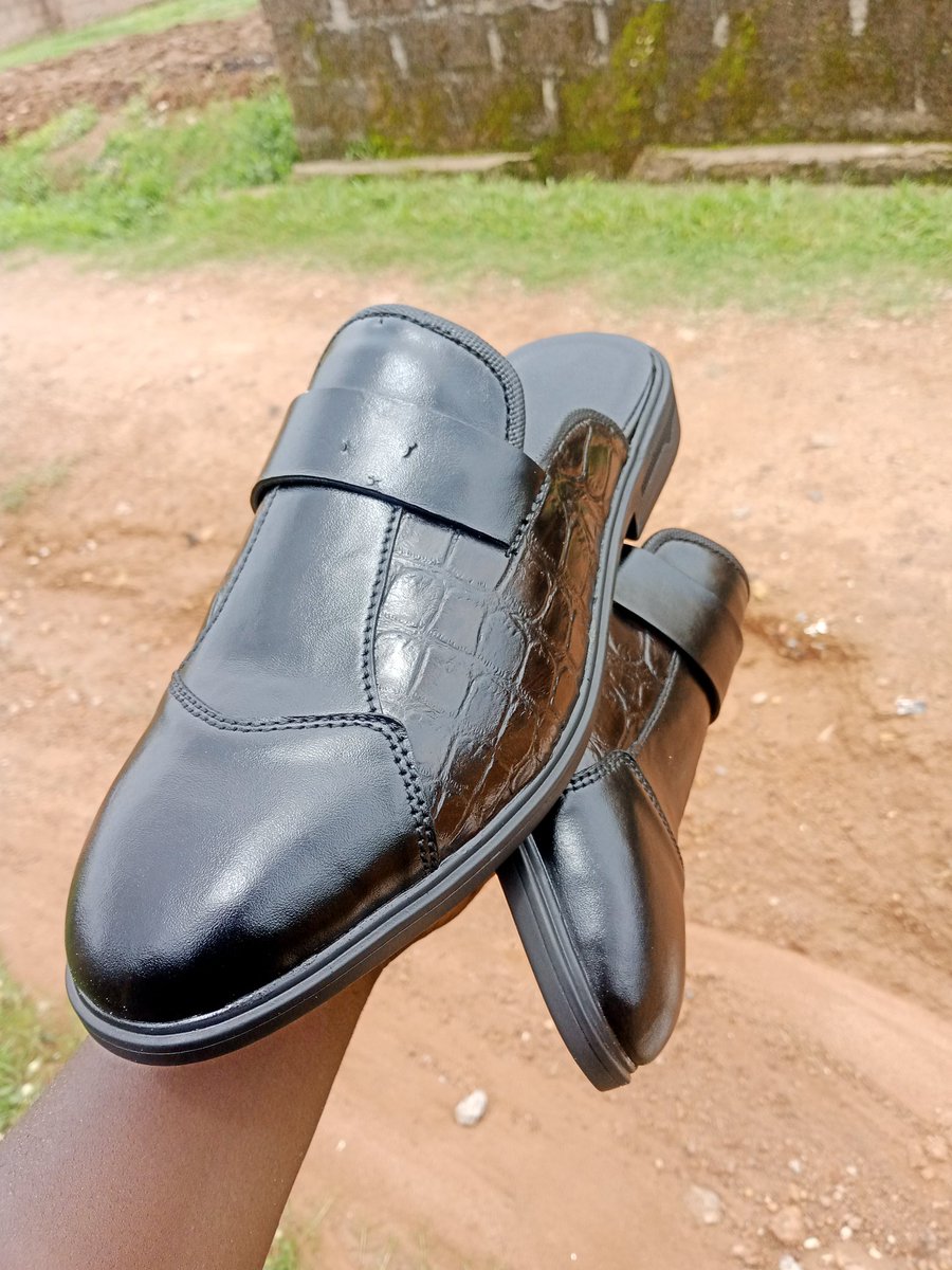 Walk with style!
100%handmade mules
Made in Kaduna state Nigeria
Price #25,000 only
Whatsapp 08064171805 to place your order
Remember,God wants us to be too lit 🔥🔥
#buynaija
#buyhandmade
