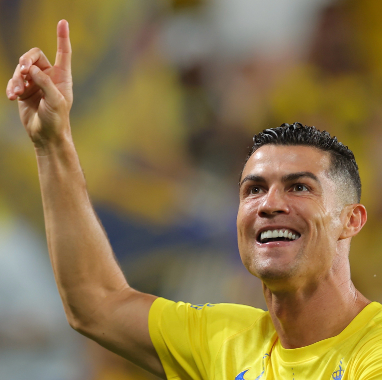 En 2023, con 38 años de edad, Cristiano Ronaldo marcó 54 GOLES en 59 partidos disputados. Fue el máximo goleador del mundo. Y en 2024, con 39 años, ya lleva 17 GOLES en 16 partidos disputados. Ya no tiene absolutamente nada que demostrar, pero sigue dejándose todo en el campo. Es