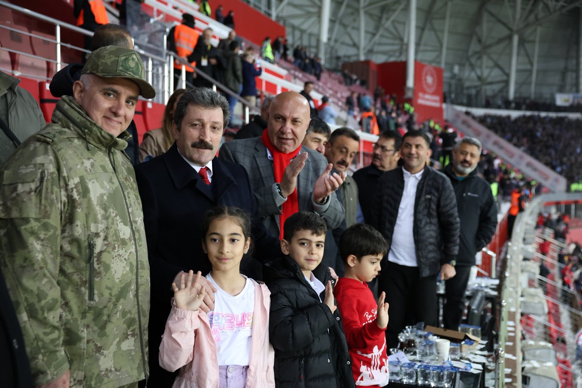 📍#19Mayıs Stadyumu Yılport @Samsunspor-Trabzonspor müsabakasını #23Nisan Valilerimiz Hira Nur ve Hasan Eymen ile birlikte izledik. Çocuklarımız #Samsunspor'umuza uğurlu geldi 👏