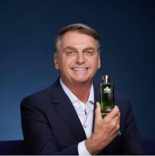 I thought I knew a bit of politics, but really Brazil requires a lot of expertise. I still don't know how some people are supportive of the Bolsonaros, but now it's even worse: Bolsonaro has an eau de parfum to call his (I believe it smells like 💩).