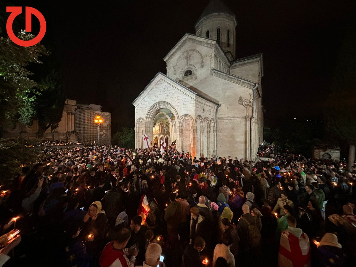 🔴 Protesters near Kashueti Church #NoToRussianLaw #RussianLaw #GeorgiaProtests #TbilisiProtests #Tbilisi #Georgia