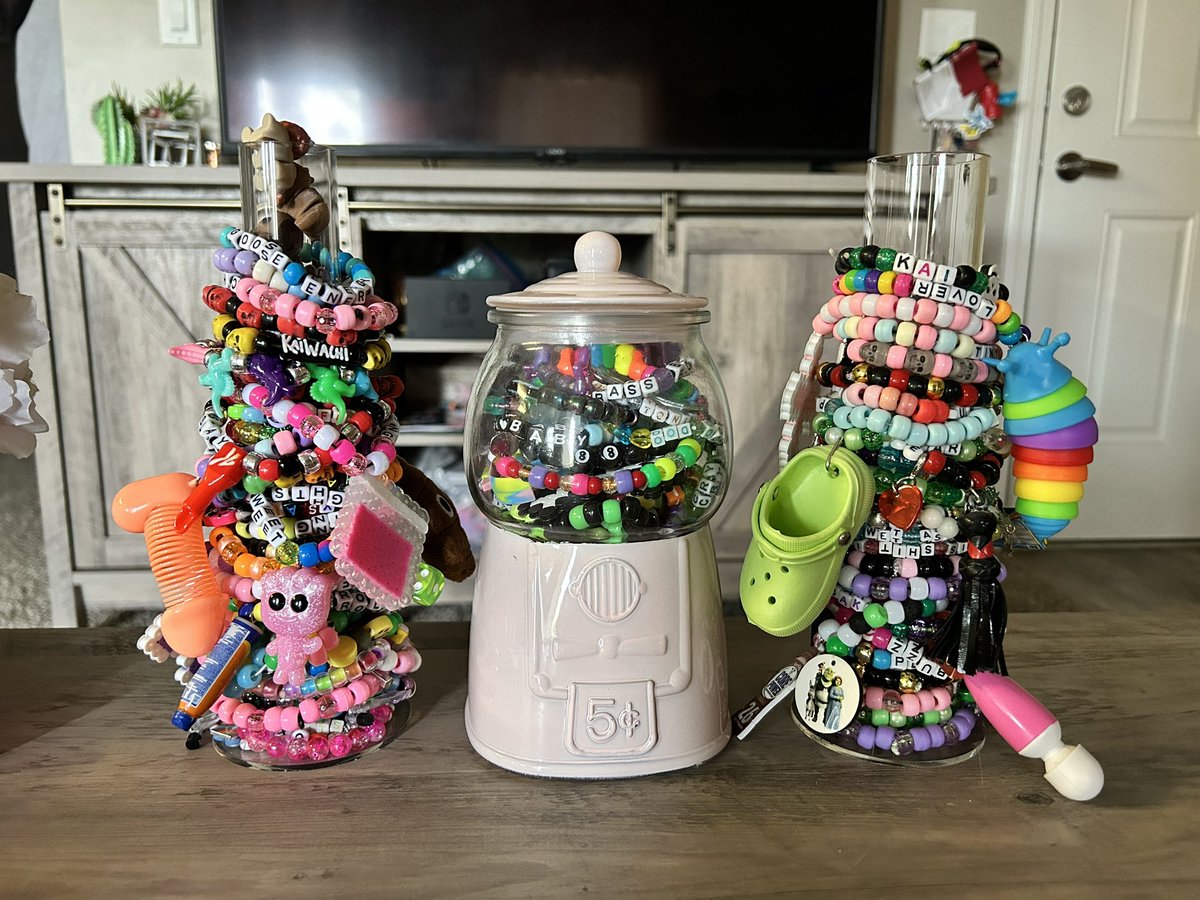 Can we please admire my new kandi display set up? 🩷🍬🥹