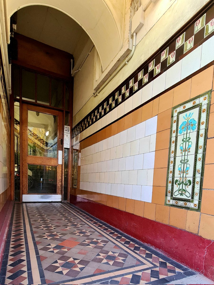 There are few things which beats a wally close for making a great first impression. This one is in the Hyndland area of Glasgow. 

Cont./

#glasgow #tiles #tenement #hyndland #glasgowtenement #ceramics #tiling #architecture #glasgowbuildings