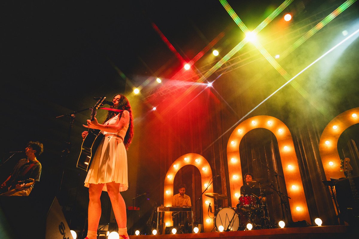 Always great to partner w/ my EIC @cl_tampabay to document and review a concert. @k_crutchfield delivering a beautiful gift to everybody in the room last night. Security @JannusLive even enjoyed the gentle vibe and folks looked out for each other.