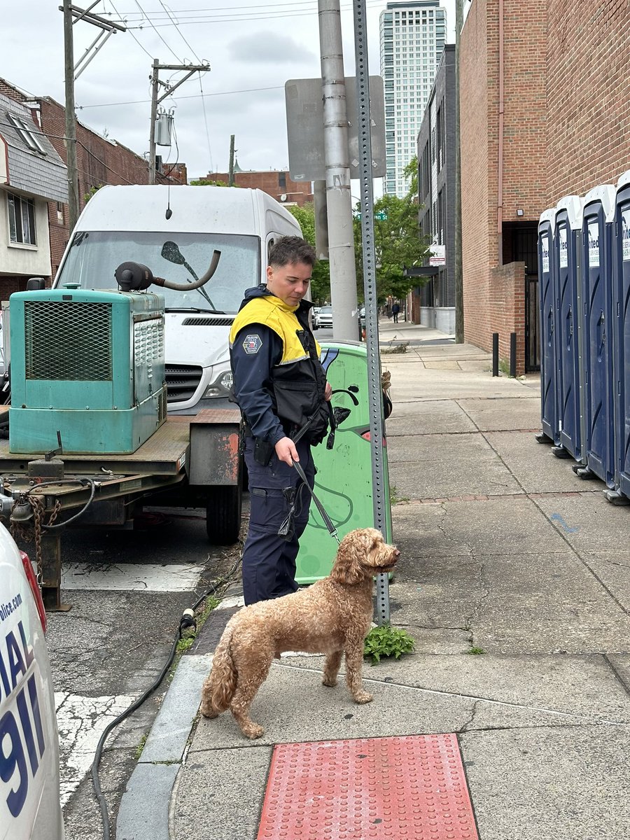 Sometimes @PhillyPolice officers fight crime, sometimes they watch your dog for you while you use the port-a-potty! Either way, they enjoy serving the community. Officer Arabadzhi to the rescue! #PhillyPD #PhillyPolice
