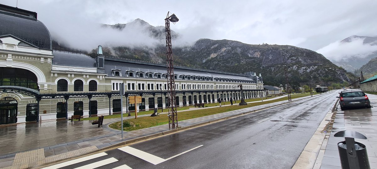 Si mueves las dos fotos de un lado a otro verás la estación de Canfranc al completo.