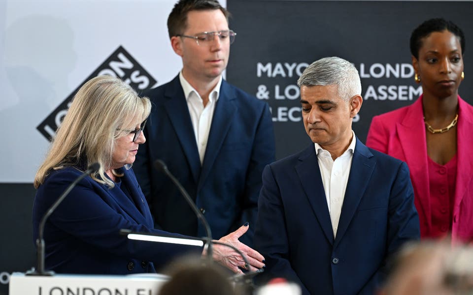Susan Hall extends a handshake to Sadiq Khan as he's announced Mayor of London for a 3rd term standard.co.uk/news/london/sa…