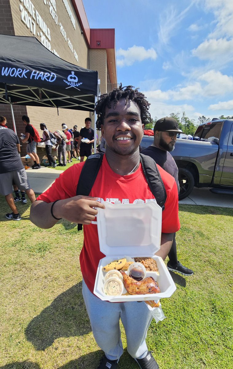 Thanks to Coach @popprez and all our Boosters for feeding the team after the 1st Day of Practice. A 1st Saturday in May Tradition🏝 in The Burg #TrojanWarriors