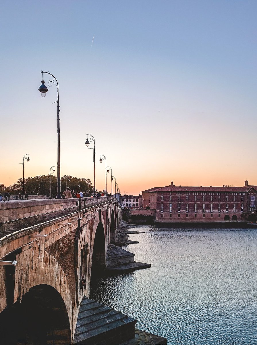 📸 La belle ville de #Toulouse au coucher du soleil 💙🧡 très agréable!