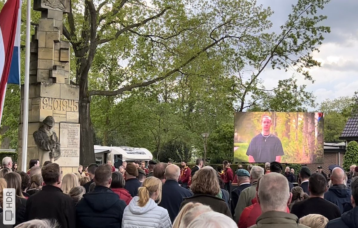 Tijdens de dodenherdenking @Comite4en5mei <a href="/GemeenteRaalte/">Gemeente Raalte</a> mocht mijn zoon Auke het verhaal van zijn opa Jan Tielbeek vertellen, die als oorlogsveteraan en verzetsman actief was in de tweede Wereldoorlog. 
Supertrots op beide ❤️