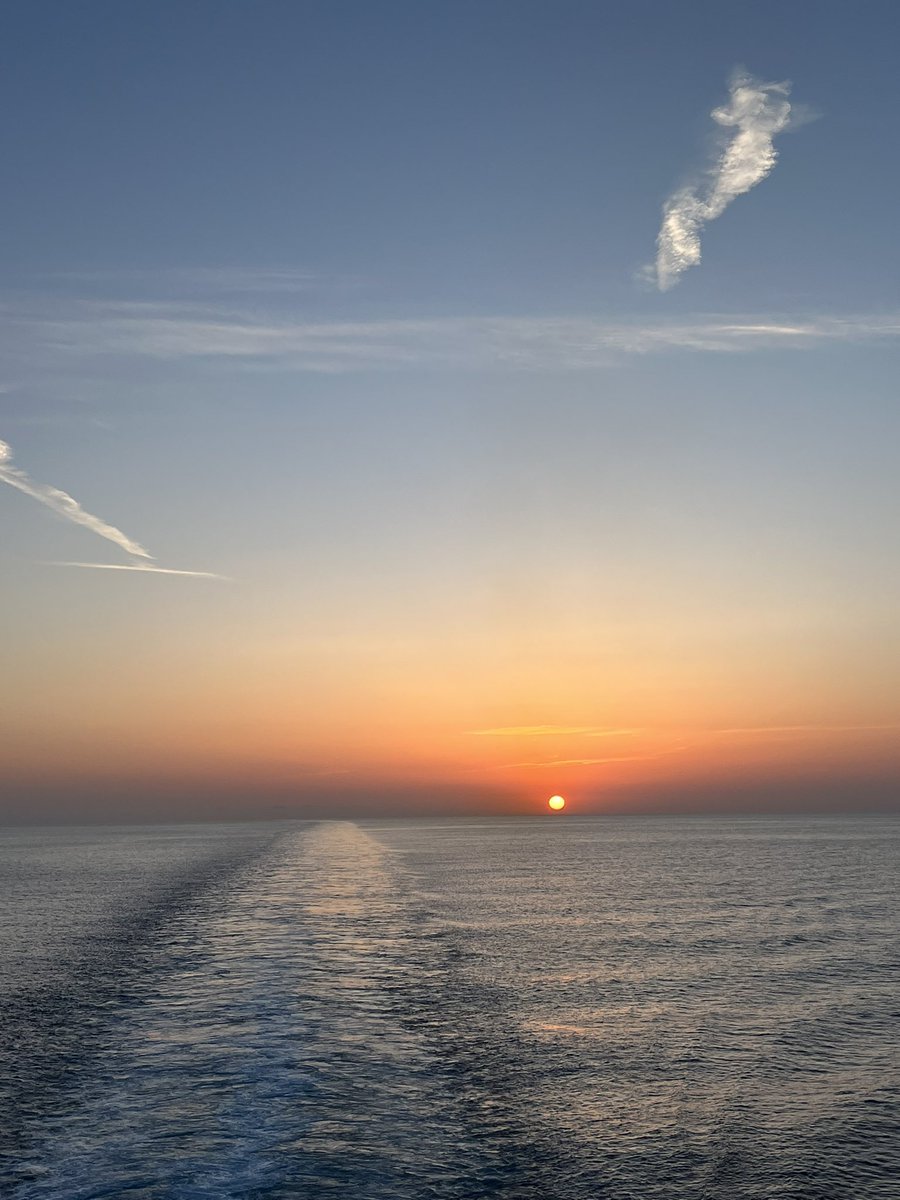 TAROさん、クルーの皆様
おはようございます☀️

いま、鹿児島に向かう🚢の中です。
（到着は明日）
今朝は📻聴けませんが早起きして日の出の写真とりました。 
後日のタイフリを楽しみにしてます🙌

#vibes813