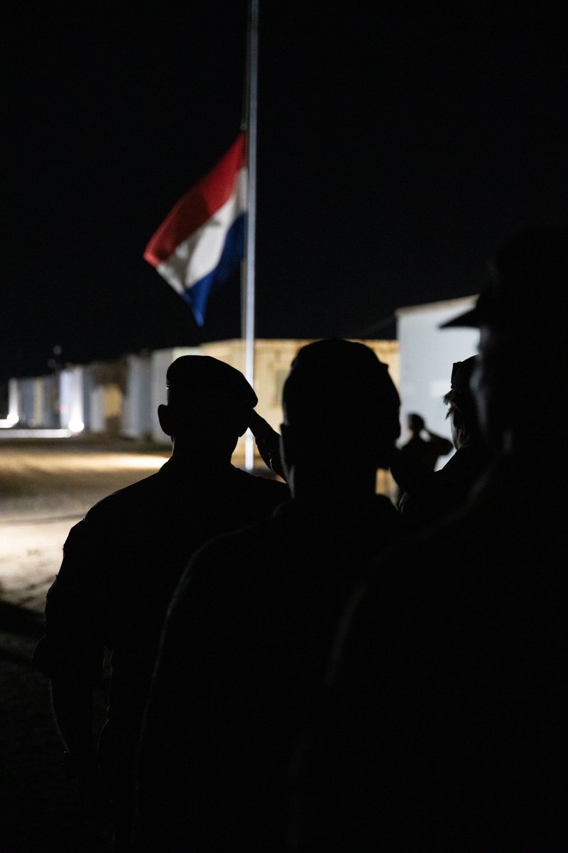 Op verschillende locaties in Irak is door 🇳🇱 gelijktijdig stilgestaan bij de Nationale Dodenherdenking. Op 4 mei worden alle Nederlanders herdacht die vanaf de Tweede Wereldoorlog door oorlogshandelingen of bij VN-vredesmissies zijn omgekomen in zowel binnen- als buitenland.